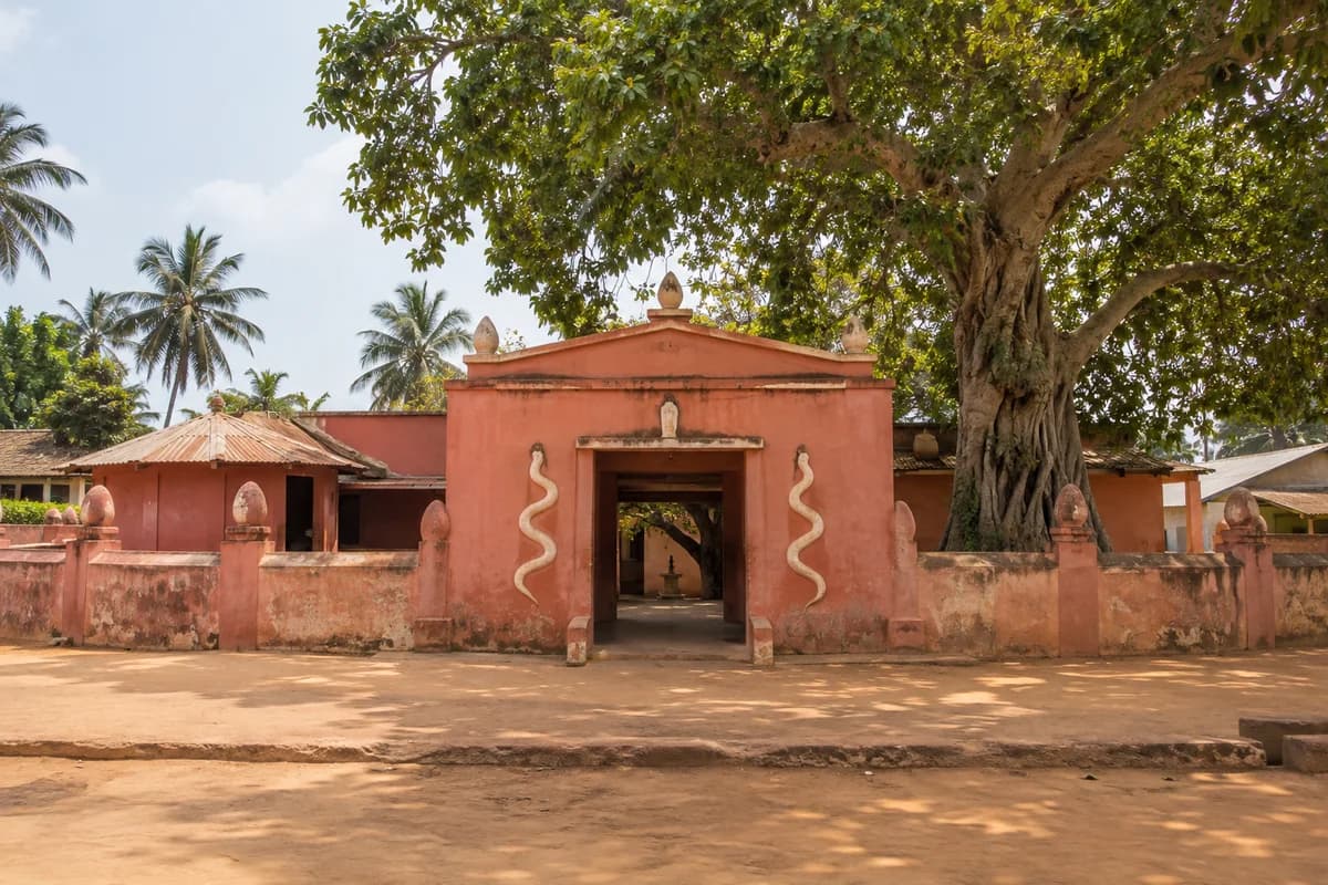 Entrée du temple des Pythons à Ouidah