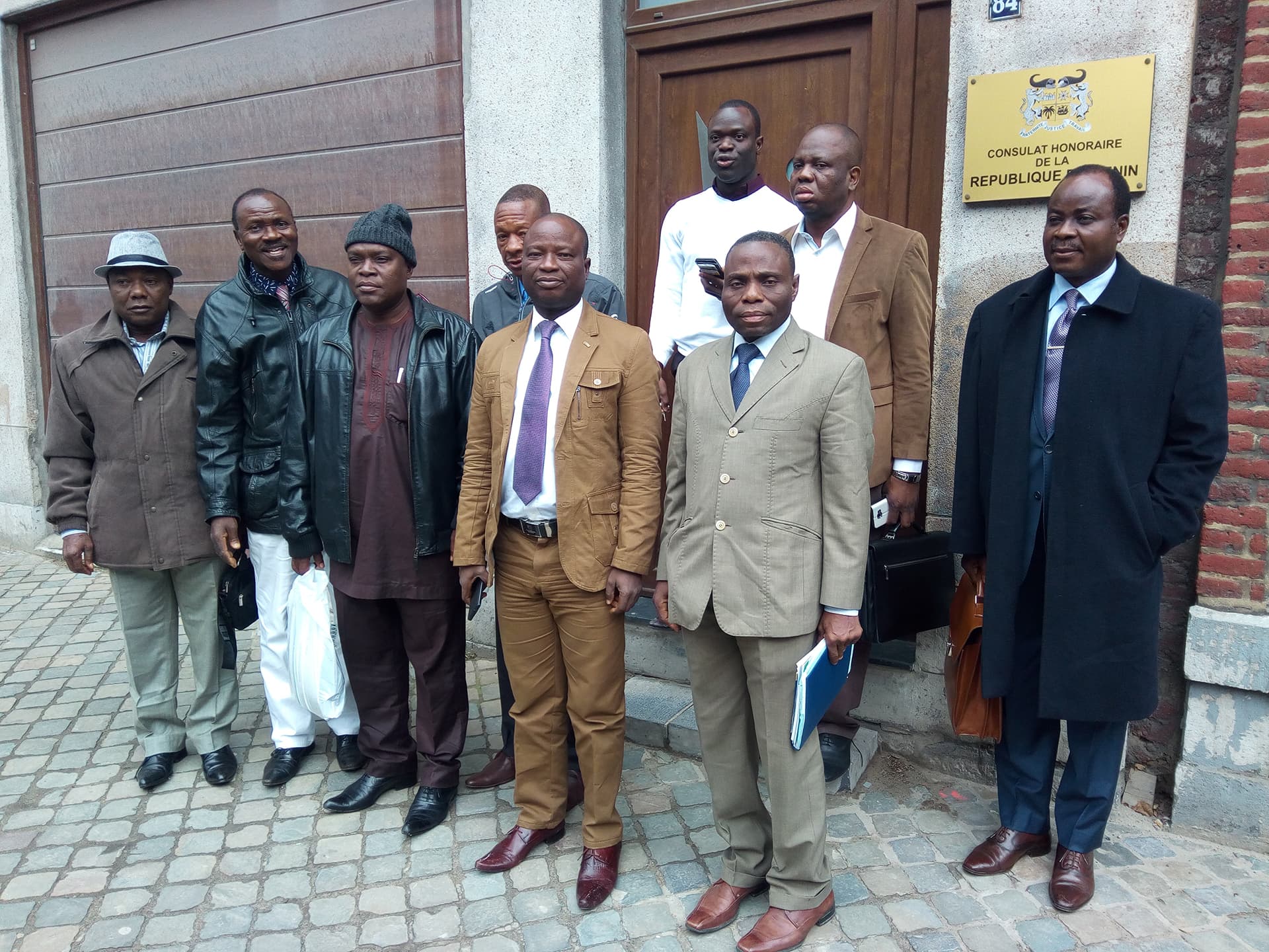 Visite des maires du Zou et de leur préfet au Consulat honoraire du Bénin à Liège : De droite à gauche : le maire d'Abomey, le Consul, le préfet et le maire de Bohicon