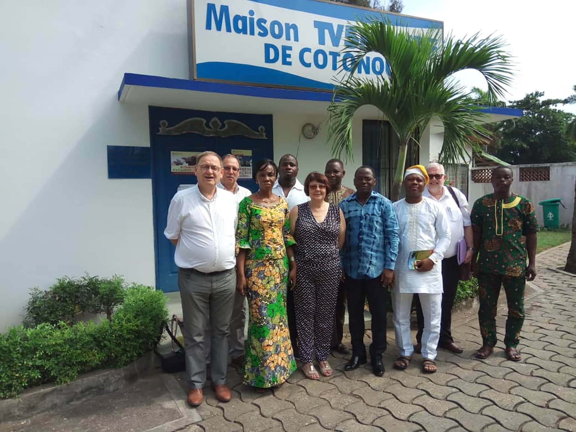 Photo de groupe devant la Maison TV5 de Cotonou avec les partenaires belges, photo 1