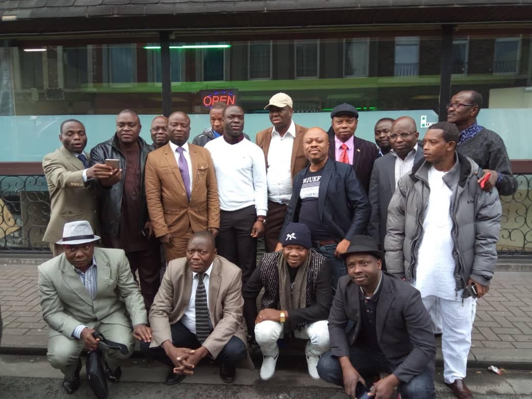 Visite des maires du Zou et de leur préfet au Consulat honoraire du Bénin à Liège : Photo de famille